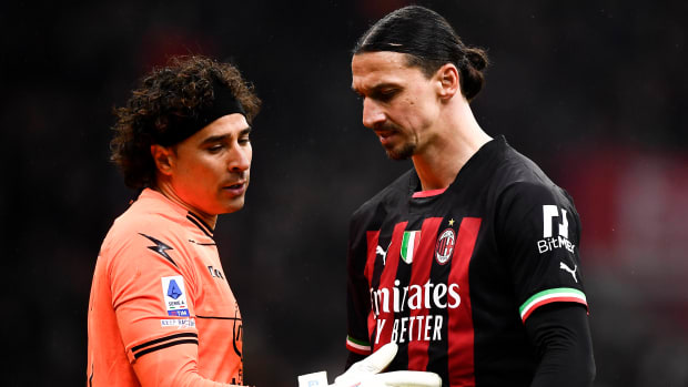 Guillermo Ochoa y Zlatan Ibrahimovic en el duelo Salernitana vs AC Milan de la Serie A